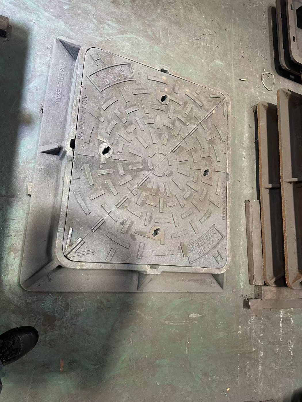 Ductile-iron access cover to BS EN 124 D400 — recessed infill type