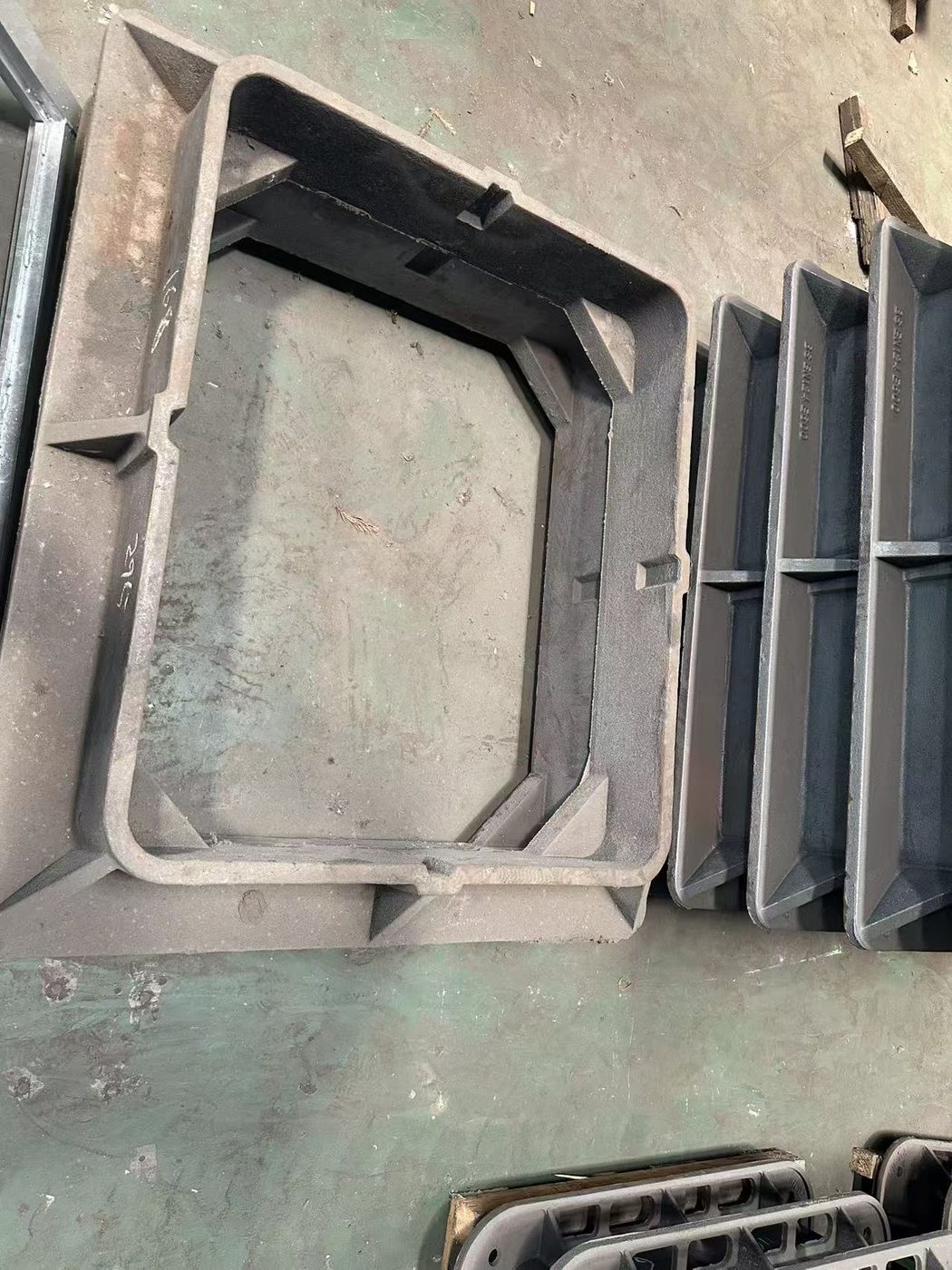 Cast frames and channel sections — drainage and access frames