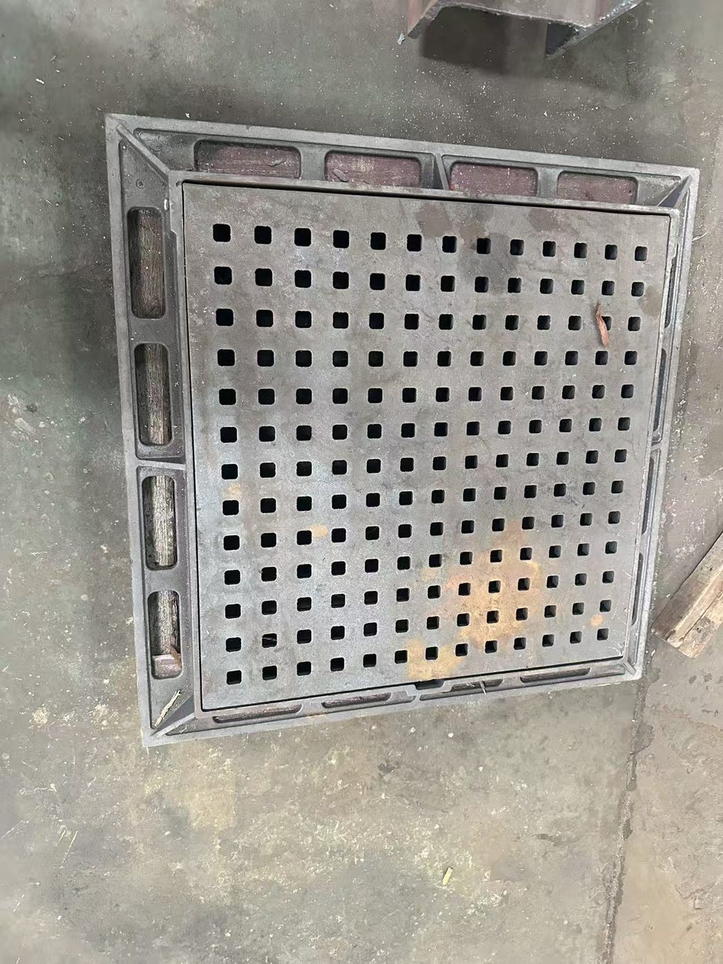Perforated drainage cover plate — sand-cast iron